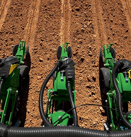 Plantering och sådd på ett fält med en John Deere-planteringsmaskin i 1700-serien