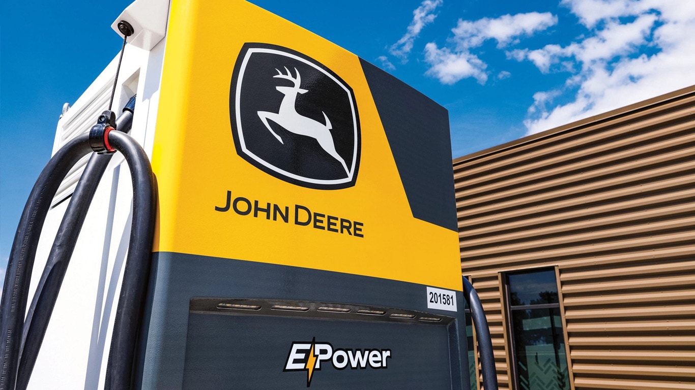 Närbild på en John Deere E-Power-laddningsstation