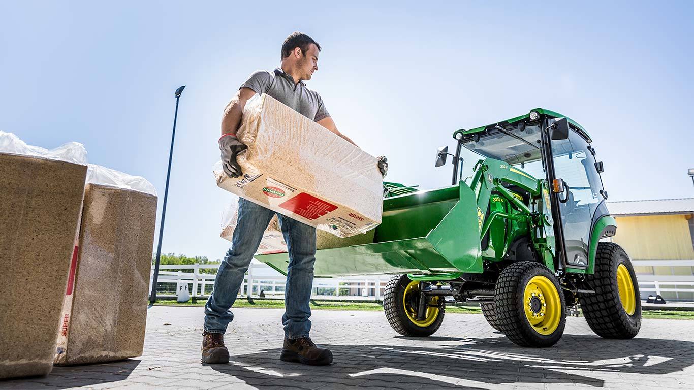 Kompakttraktor med 220R lastare