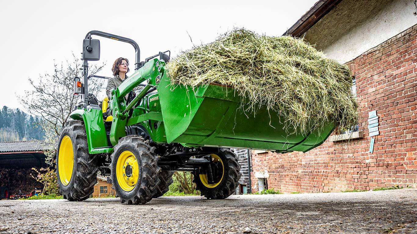 Kompakttraktor med 300E-lastare