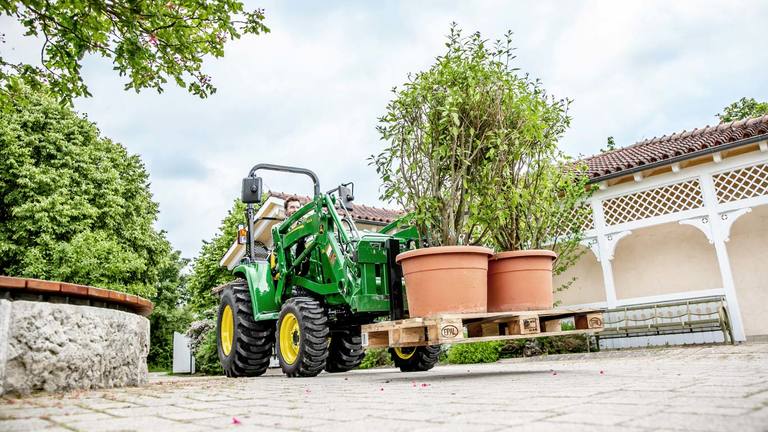 Kompakttraktor med 300E-lastare