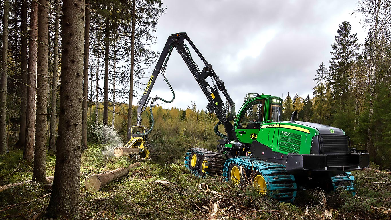 John Deere skördare i skogen