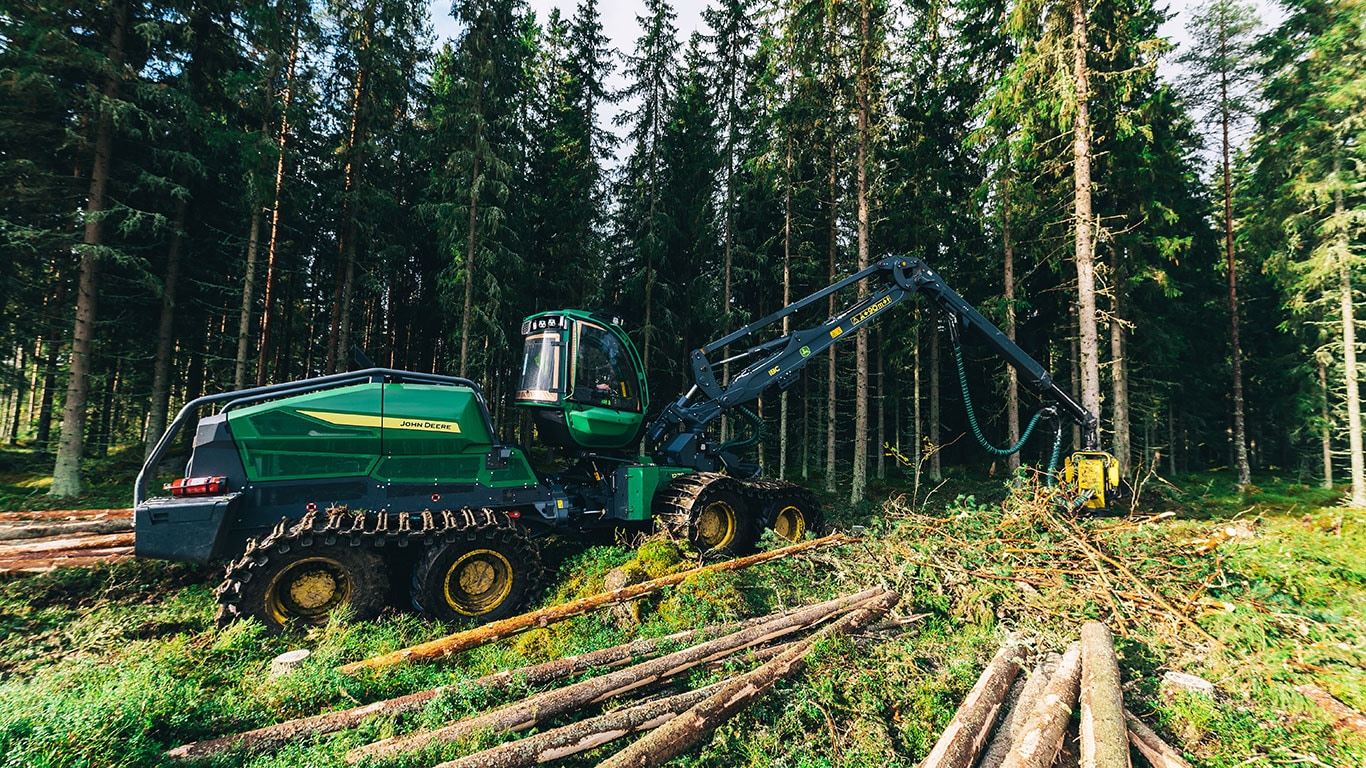 1270H skördare i skogen