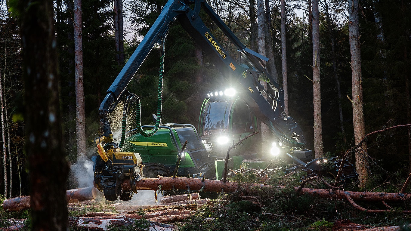 John Deere 1470H skördemaskin på hjul i skogen