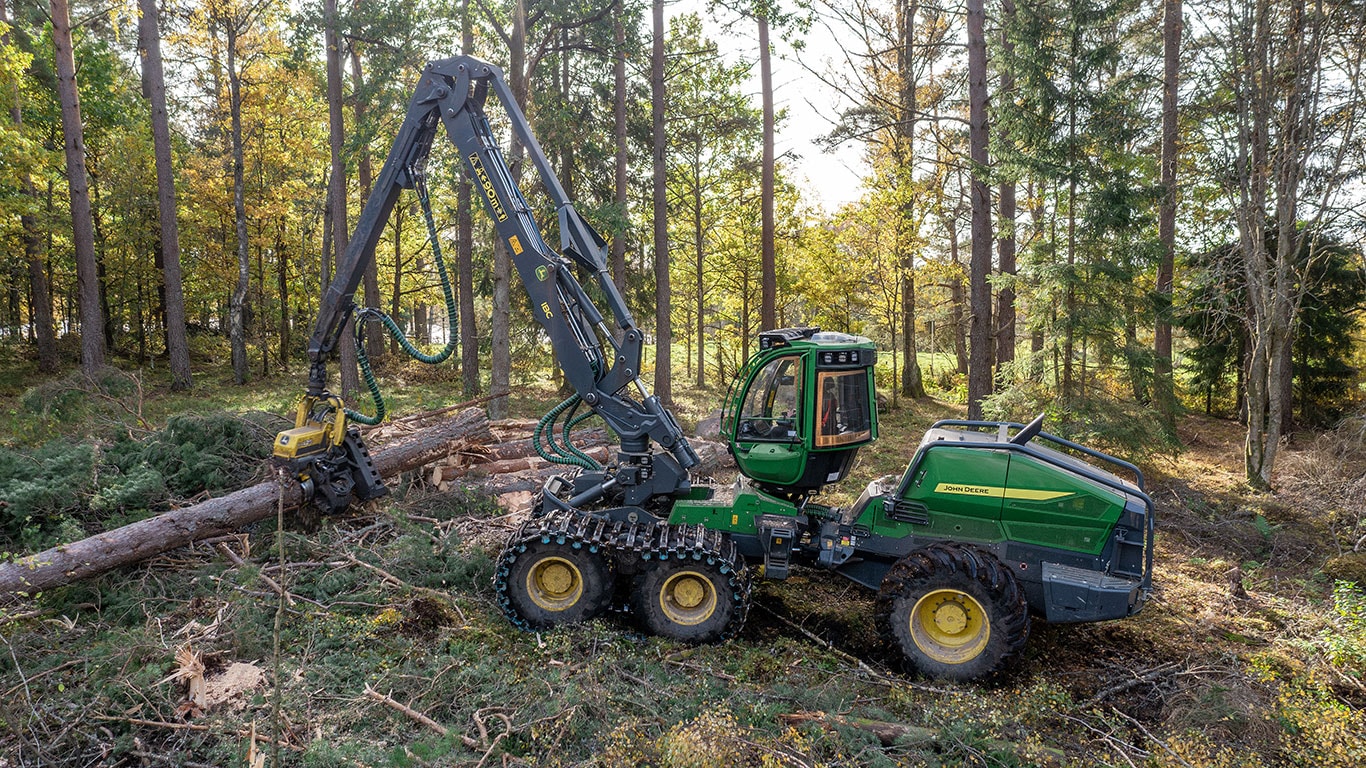 John Deere 1470H skördemaskin på hjul i skogen