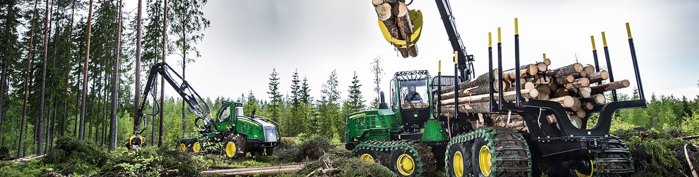 John Deere skotare och skördare i skogen