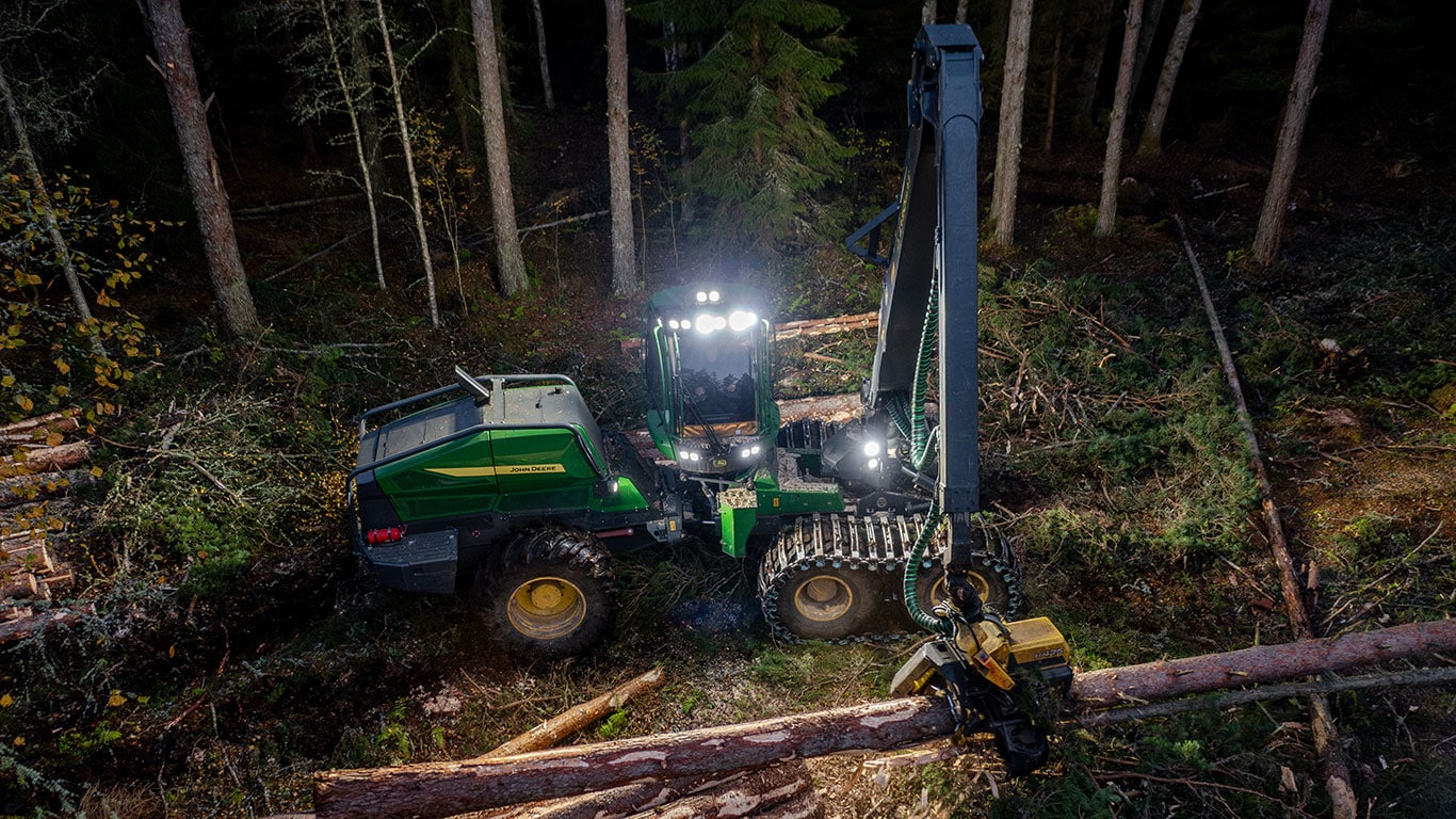 Skördare med hjul i skogen