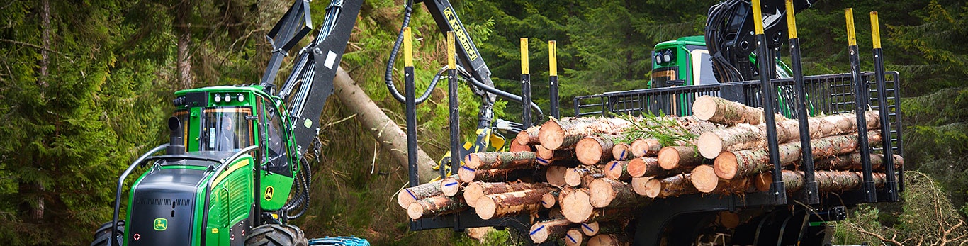 John Deere skotare och skördare i skogen