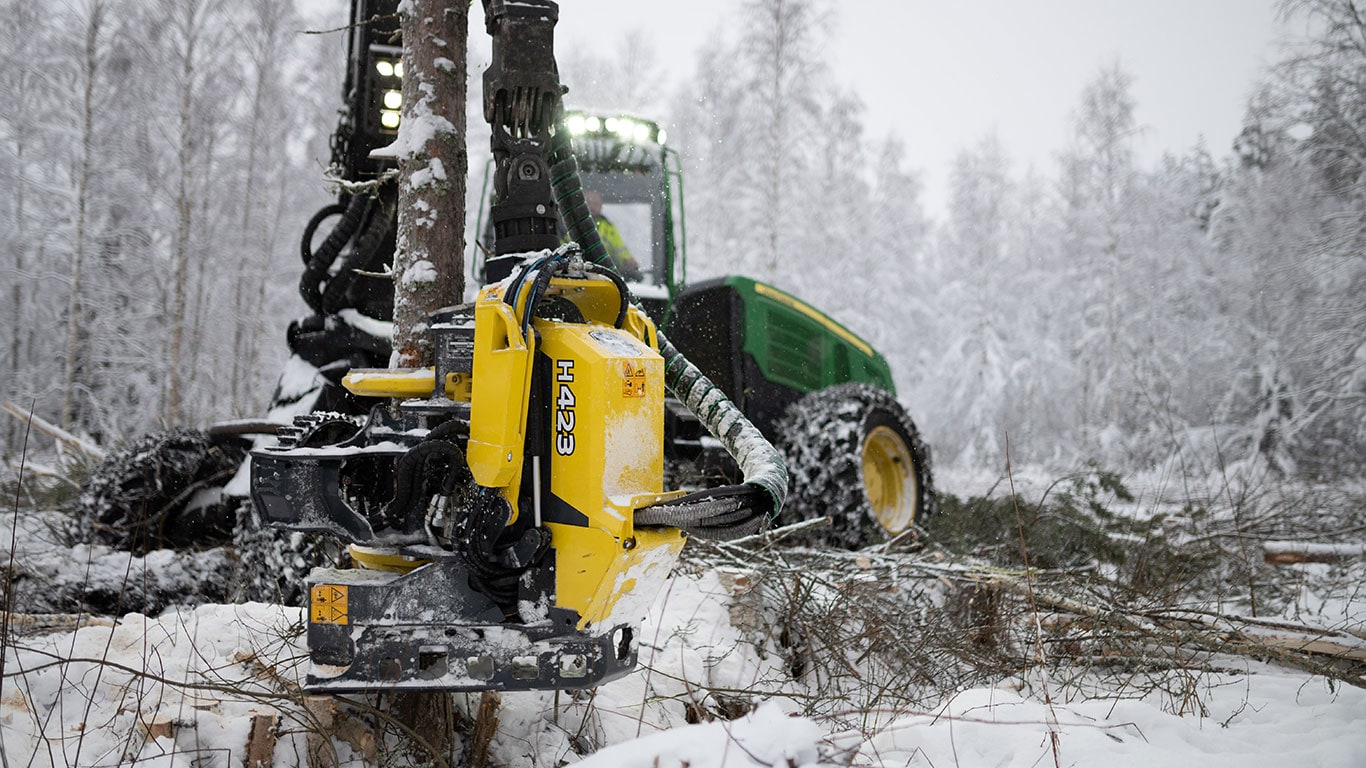 Skogsskördare i skogen