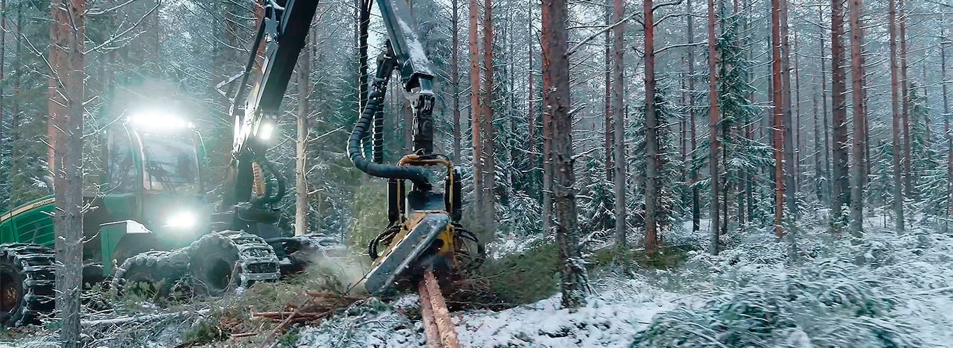 John Deere skotare och skördare i skogen