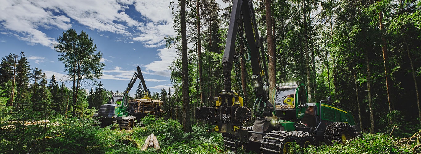 John Deere skotare och skördare i skogen