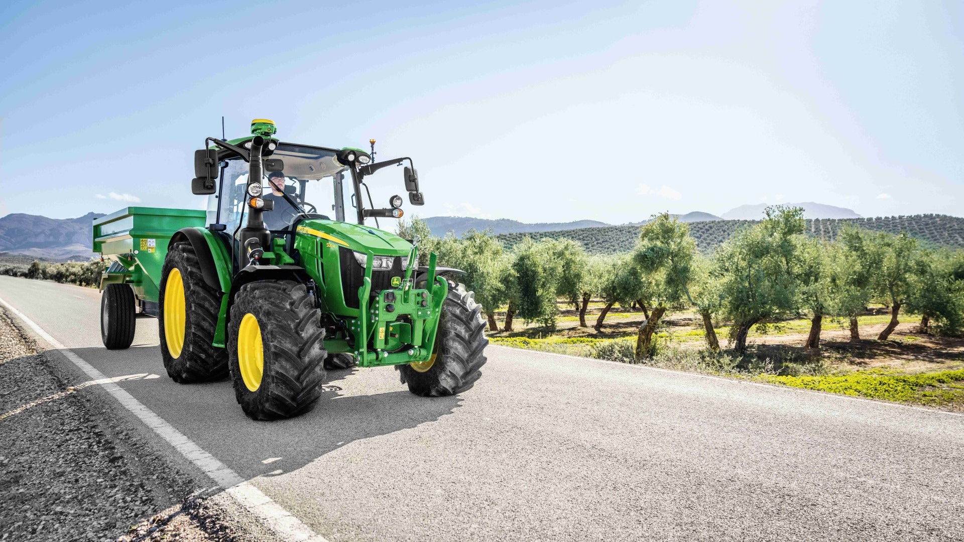 John Deere en ny 5M-traktor 