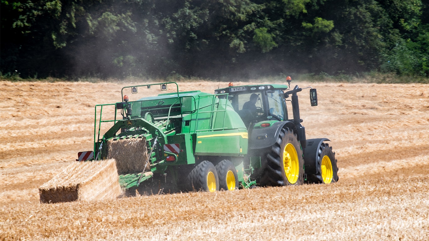 John Deere L634 storbalspress med 6R traktor i halm