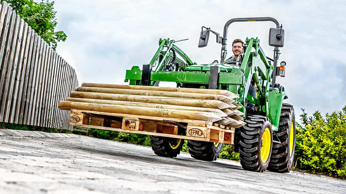 Kompakttraktor med 300E MSL-lastare