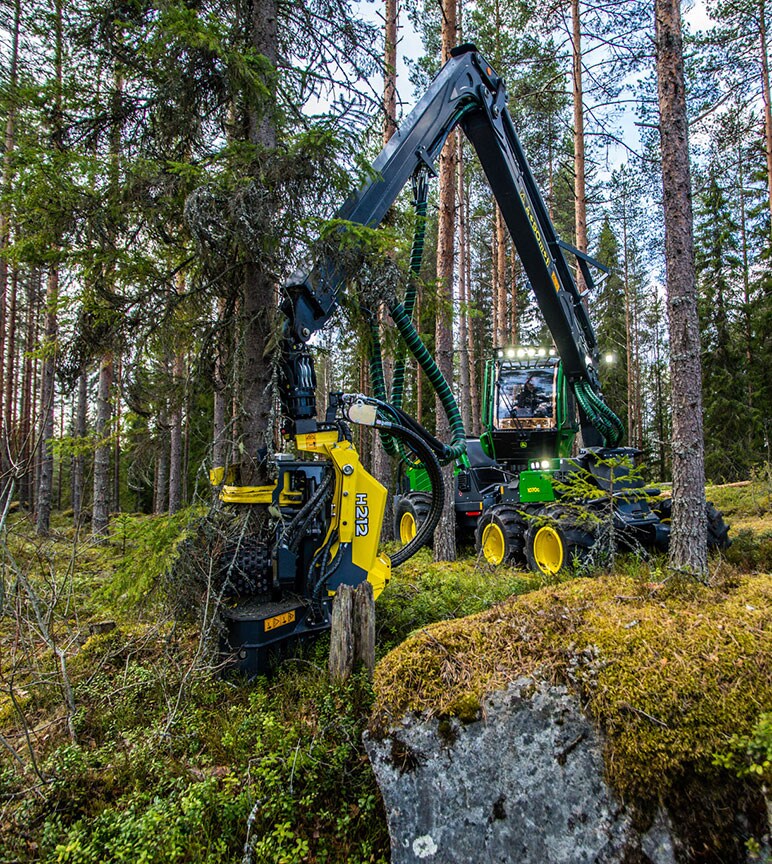 John Deere 1070G med H212 i skogen