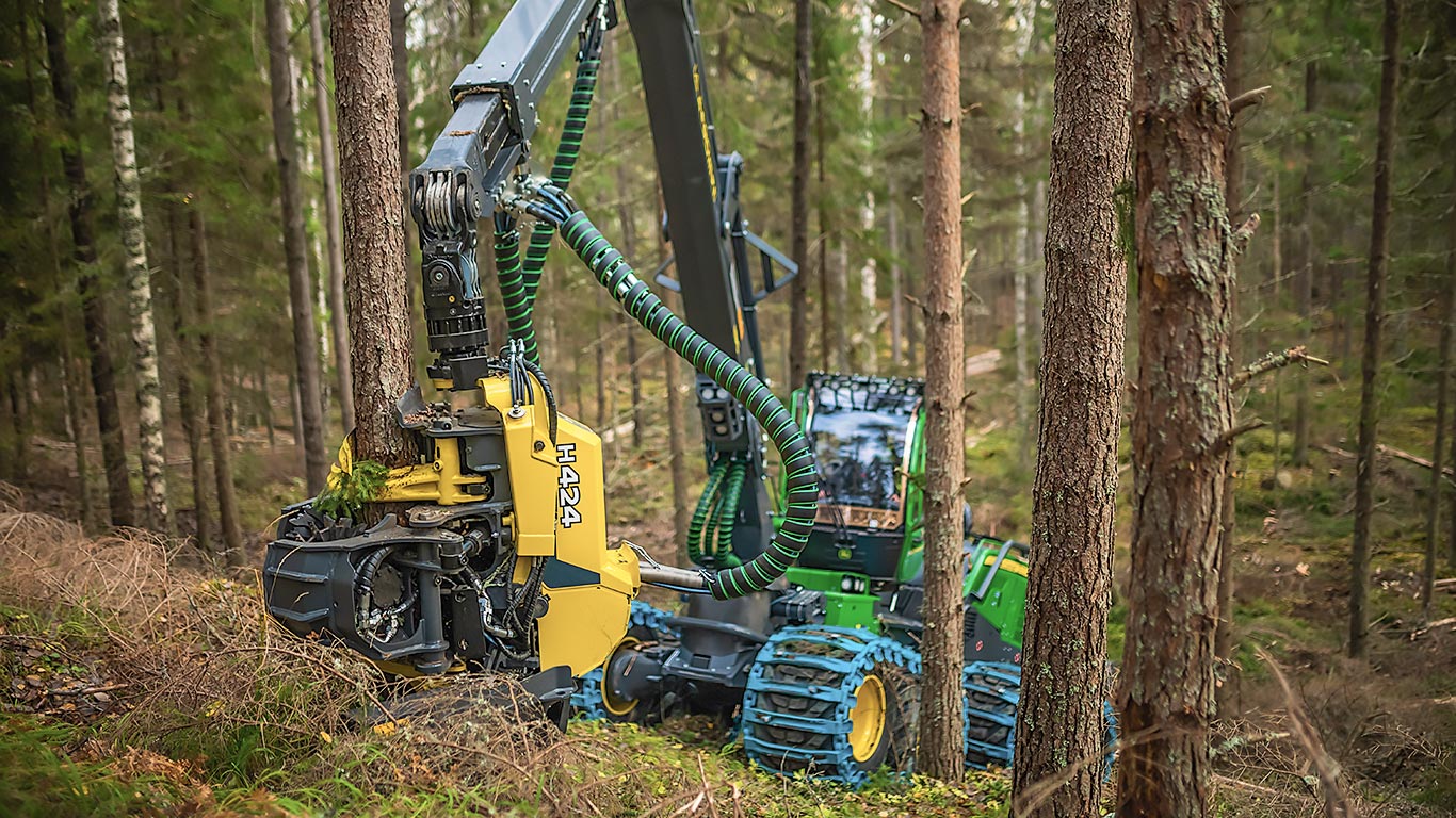 John Deere  H424 skördaraggregat i arbete