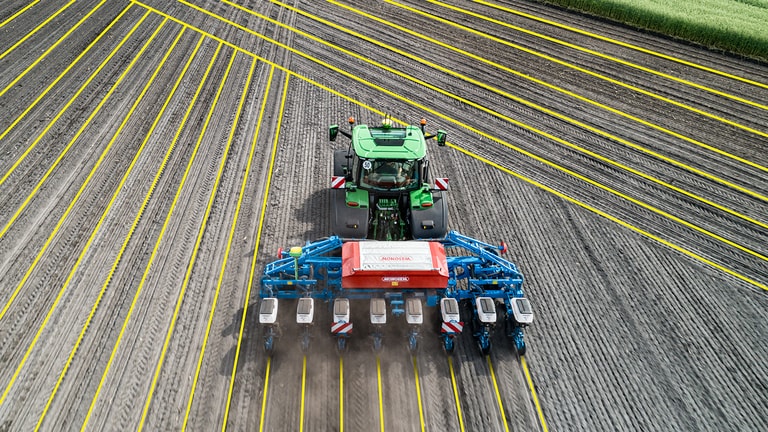 John Deere AutoPath-traktorer sedda uppifrån