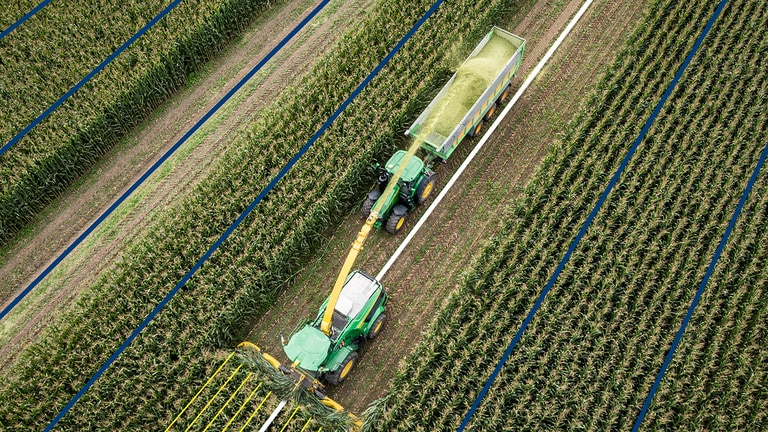 traktor på gård sedd uppifrån