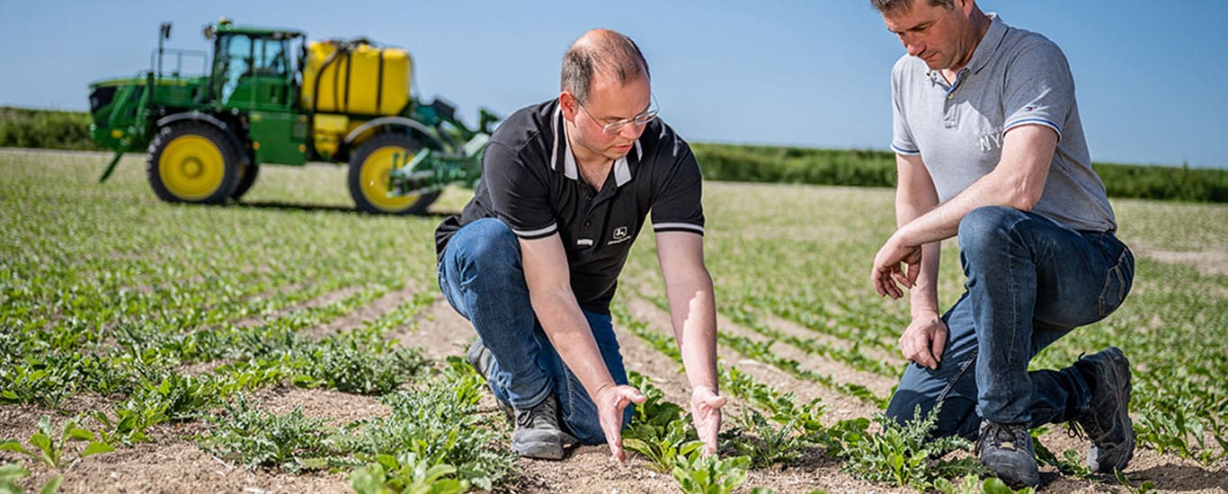 john-deere-sprayer-specialist-with-customer